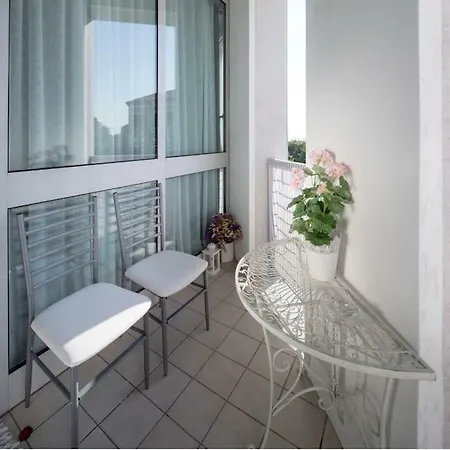 Modern Sunny Apartment In Residental Area Venice Exterior photo